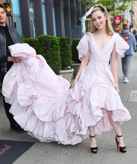 Kathryn Newton feet photo thumbnail