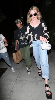 Kathryn Newton feet photo thumbnail