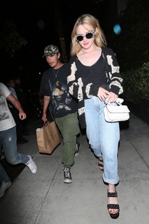 Kathryn Newton feet photo thumbnail