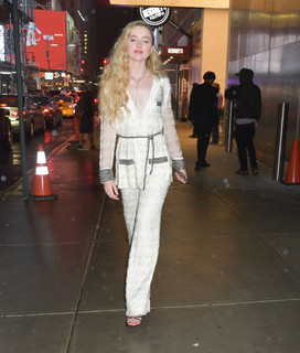 Kathryn Newton feet photo thumbnail