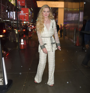 Kathryn Newton feet photo thumbnail