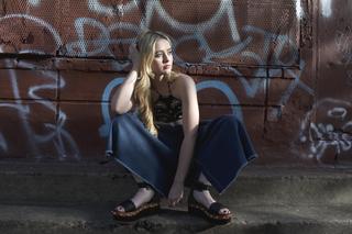 Kathryn Newton feet photo thumbnail