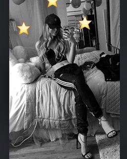 Kathryn Newton feet photo thumbnail