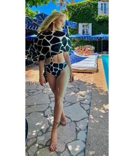 Kathryn Newton feet photo thumbnail