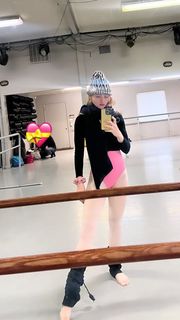 Kathryn Newton feet photo thumbnail