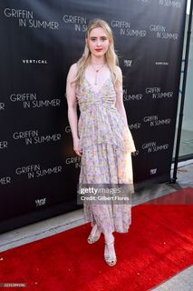 Kathryn Newton feet photo thumbnail