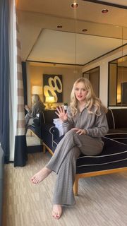 Kathryn Newton feet photo thumbnail