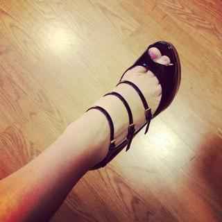Kathy Griffin feet photo thumbnail