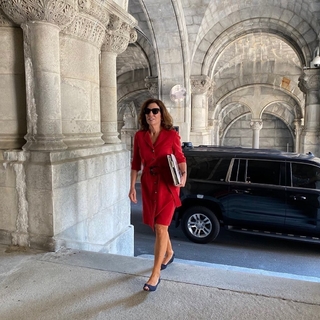 Kathy Hochul feet photo 9