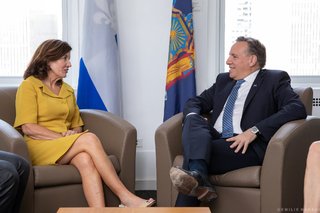 Kathy Hochul feet photo 4