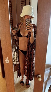 Katie Aselton feet photo thumbnail