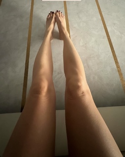 Katie Aselton feet photo thumbnail