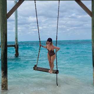 Katie Aselton feet photo thumbnail