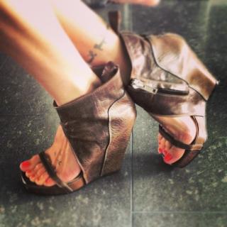 Katie Cassidy feet photo thumbnail
