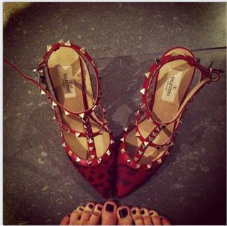 Katie Cassidy feet photo thumbnail