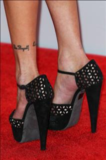 Katie Cassidy feet photo thumbnail