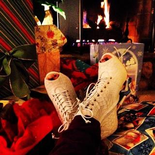 Katie Cassidy feet photo thumbnail