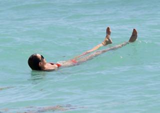Katie Cassidy feet photo thumbnail