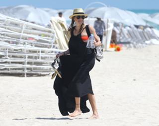 Katie Cassidy feet photo thumbnail