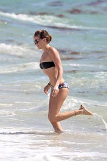 Katie Cassidy feet photo thumbnail
