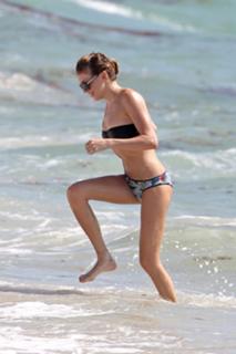Katie Cassidy feet photo thumbnail