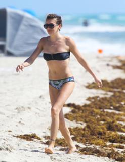 Katie Cassidy feet photo thumbnail