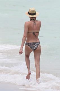 Katie Cassidy feet photo thumbnail
