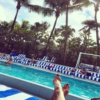 Katie Cassidy feet photo thumbnail