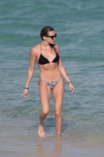 Katie Cassidy feet photo thumbnail