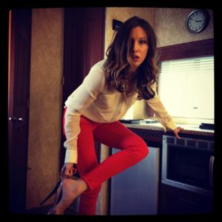 Katie Cassidy feet photo thumbnail