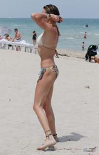 Katie Cassidy feet photo thumbnail