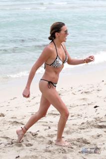 Katie Cassidy feet photo thumbnail