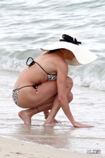 Katie Cassidy feet photo thumbnail