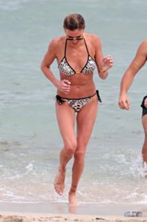 Katie Cassidy feet photo thumbnail