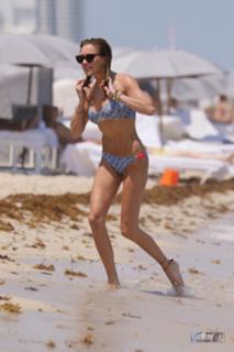 Katie Cassidy feet photo thumbnail