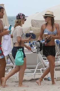 Katie Cassidy feet photo thumbnail