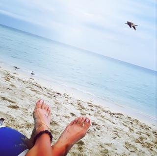 Katie Cassidy feet photo thumbnail