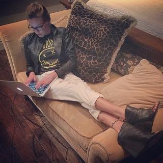 Katie Cassidy feet photo thumbnail