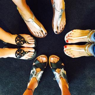 Katie Cassidy feet photo thumbnail