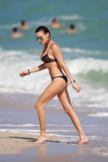 Katie Cassidy feet photo thumbnail