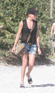 Katie Cassidy feet photo thumbnail