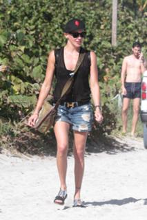 Katie Cassidy feet photo thumbnail