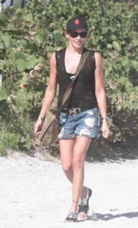 Katie Cassidy feet photo thumbnail