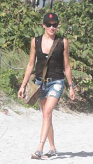 Katie Cassidy feet photo thumbnail