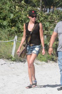 Katie Cassidy feet photo thumbnail