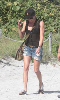 Katie Cassidy feet photo thumbnail