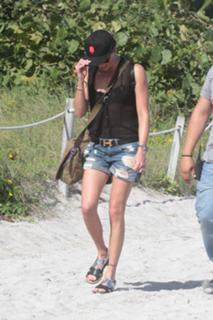 Katie Cassidy feet photo thumbnail
