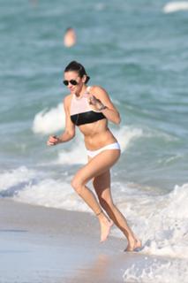 Katie Cassidy feet photo thumbnail