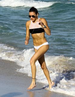 Katie Cassidy feet photo thumbnail