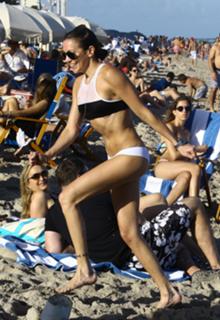Katie Cassidy feet photo thumbnail